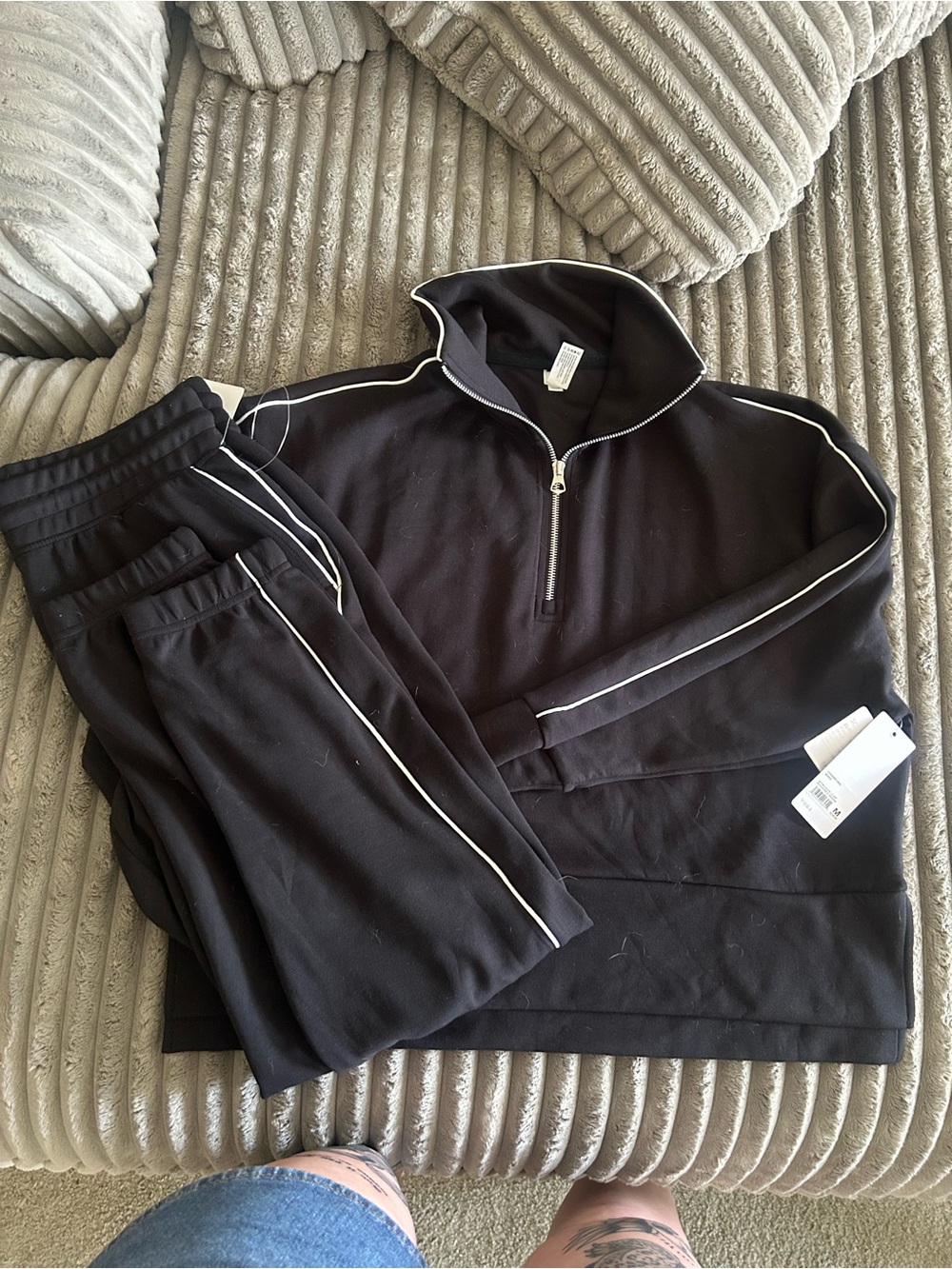 Black Pullover Half-Zip & Jogger Set with White Piping M